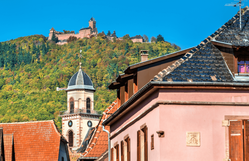 Blick von Saint Hippolyte auf die Haut-Koenigsbourg Blick von Saint Hippolyte auf die Haut-Koenigsbourg