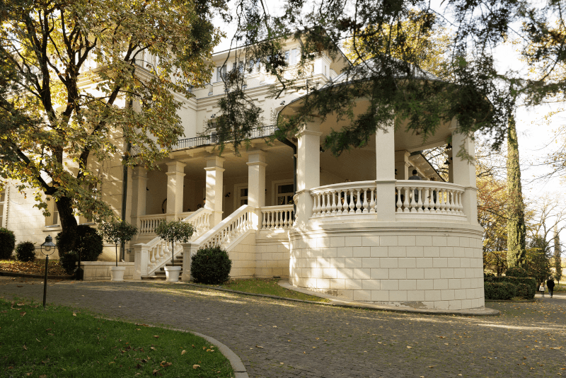 Das historische Palais des Weinguts Vazisubani Estate