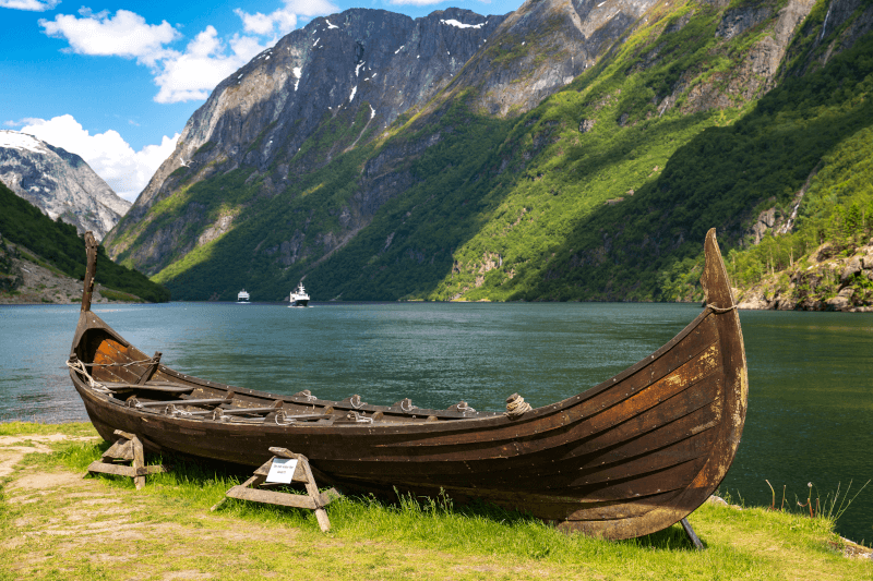Vikingfjord Wikingerboot in einem Fjord
