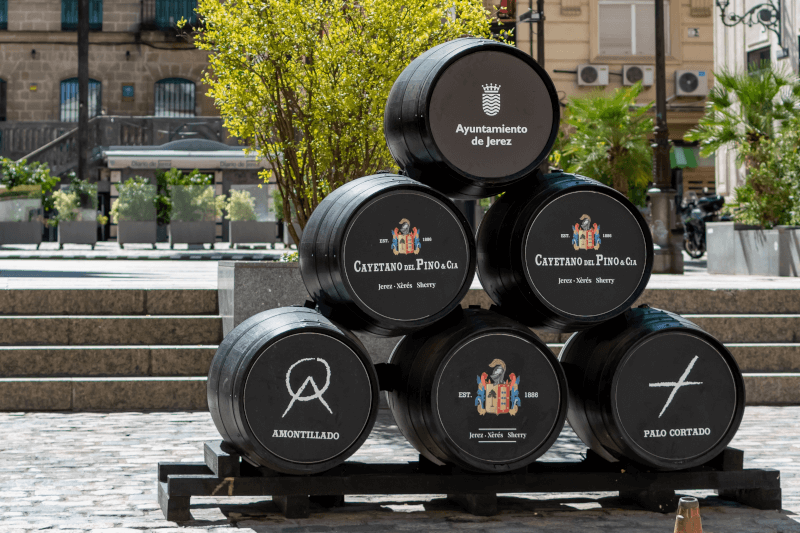 Fekete boroshordók Jerez piacterén Fekete boroshordók Jerez piacterén