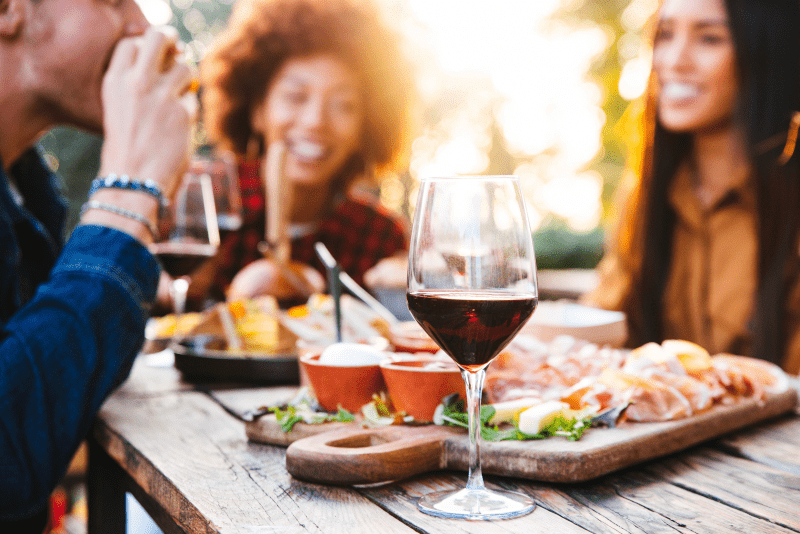 Party mit Freunden mit Rotwein und Fleisch Party-mit-Freunden-mit-Rotwein-und-Fleisch