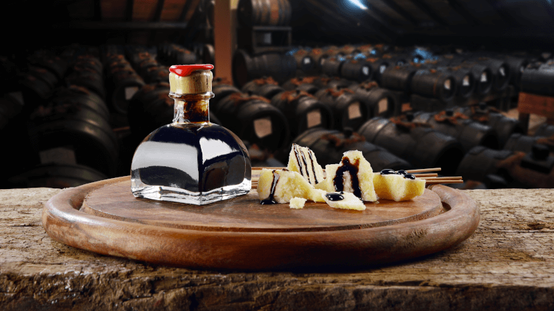 Parmesan-Kaese-mit-Balsamico-Essig