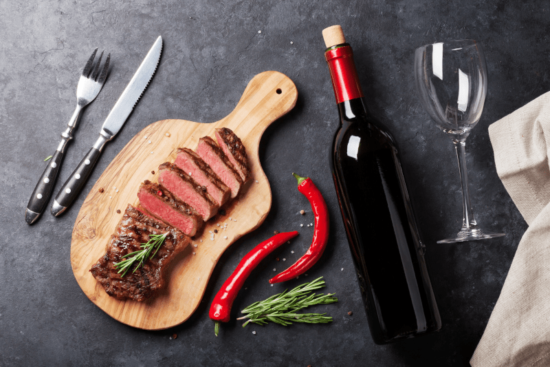 Rotwein-und-Fleisch-Stillleben Rotwein-und-Fleisch-Stillleben