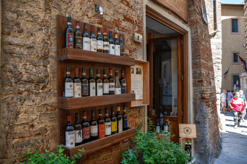 Borkereskedelem Montepulcianóban, Toszkána, Olaszország Weinverkauf-in-Montepulciano-Toskana-Italien