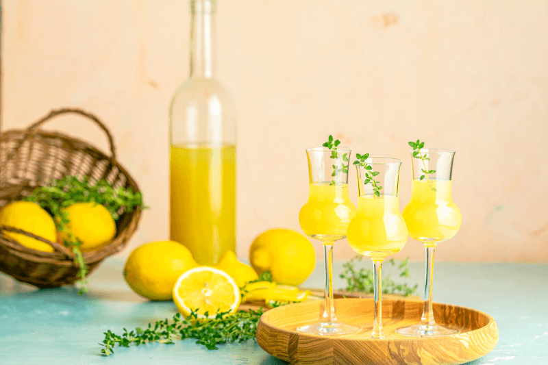 Asztal limoncellóval