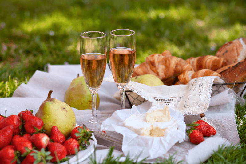 Picknick mit Wein und Erdbeeren Picknick mit Wein und Erdbeeren