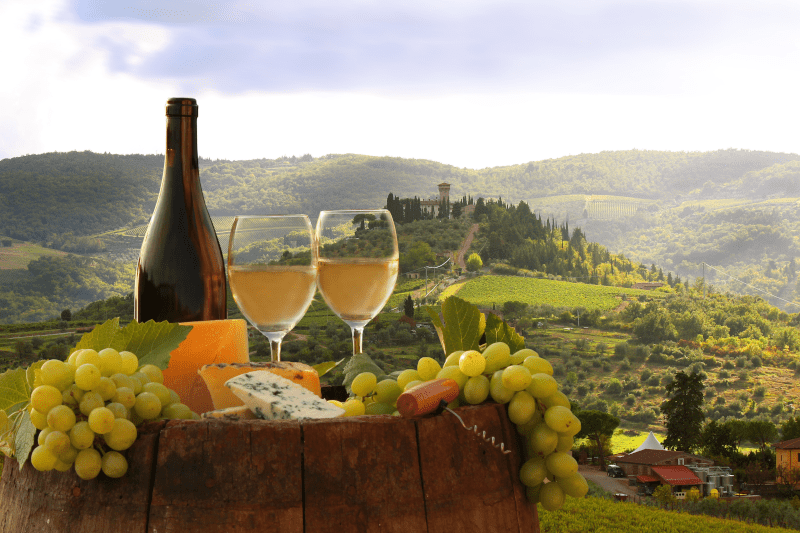 Fehérbor kóstoló a Chianti borvidéken, Toszkána, Olaszország Weisswein-Weinberg-Chianti-Italien