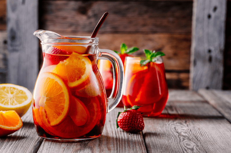 Sangria kancsó pohárral Sangria kancsó pohárral