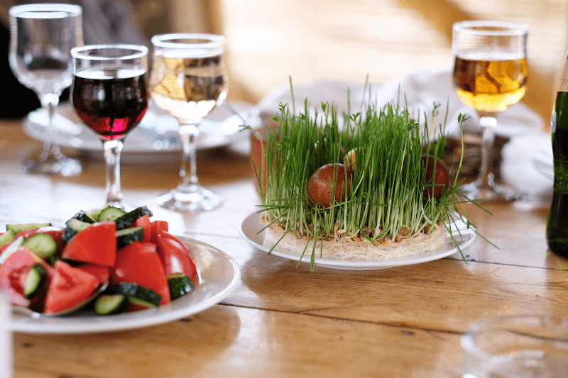 Ostertisch mit verschiedenen Weinen